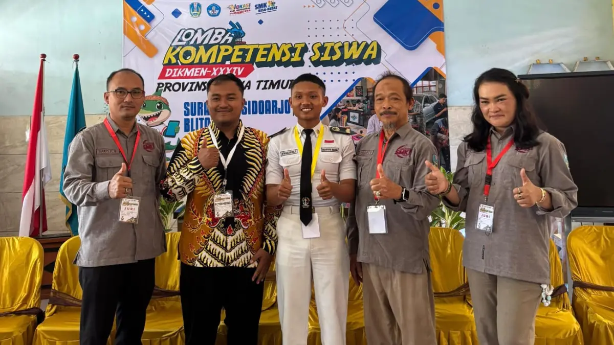 ISTIMEWA: Siswa terbaik SMKN 2 Turen Reyhan Maulidan Ronaldo dan pembimbing lomba Sinar Baskoro Maulana Aji ST saat pengumuman nominasi bidlom Nautica oleh dewan juri.