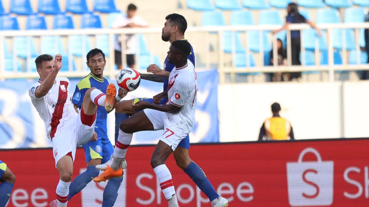JAGA PERFORMA: Julian Guevara (tengah) berusaha menjangkau bola dalam laga Arema FC melawan Persis Solo di Stadion Kanjuruhan pada Sabtu lalu (18/4). (Foto: Darmono/Radar Malang)