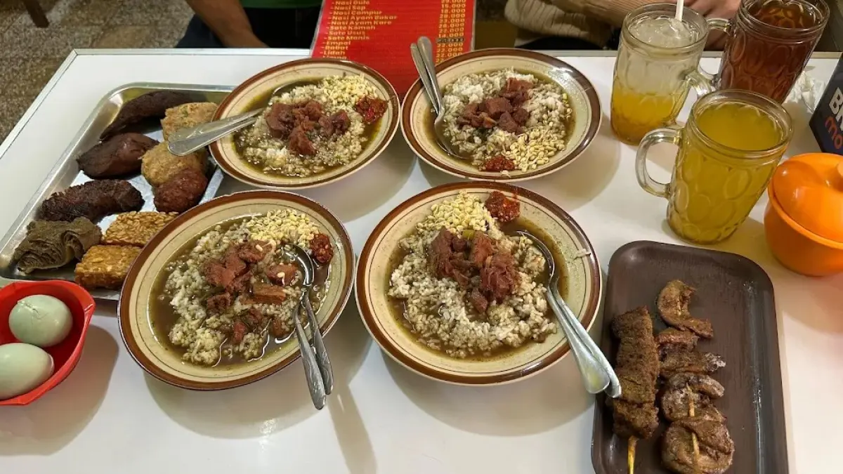 Kenikmatan nasi rawon yang legendaris di Malang (Meydi Fajar Irawan / Google Maps)