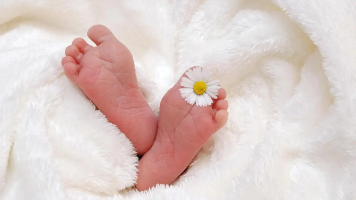 MENUNTUT KEADILAN: Ibu dari balita14 bulan menyuarakan fakta-fakta kelalaian pihak medis, pihak keluarga kini mempertanyakan standar prosedur medis yang diterima korban. (Sumber: Pixabay) 