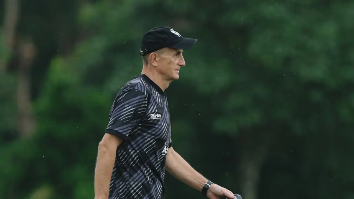 MERASA GANJIL: Pelatih Kepala Persis Solo Milomir Seslija memantau sesi latihan tim di Stadion Universitas Sebelah Maret, beberapa waktu lalu. (Foto Instagram: Persis Solo)