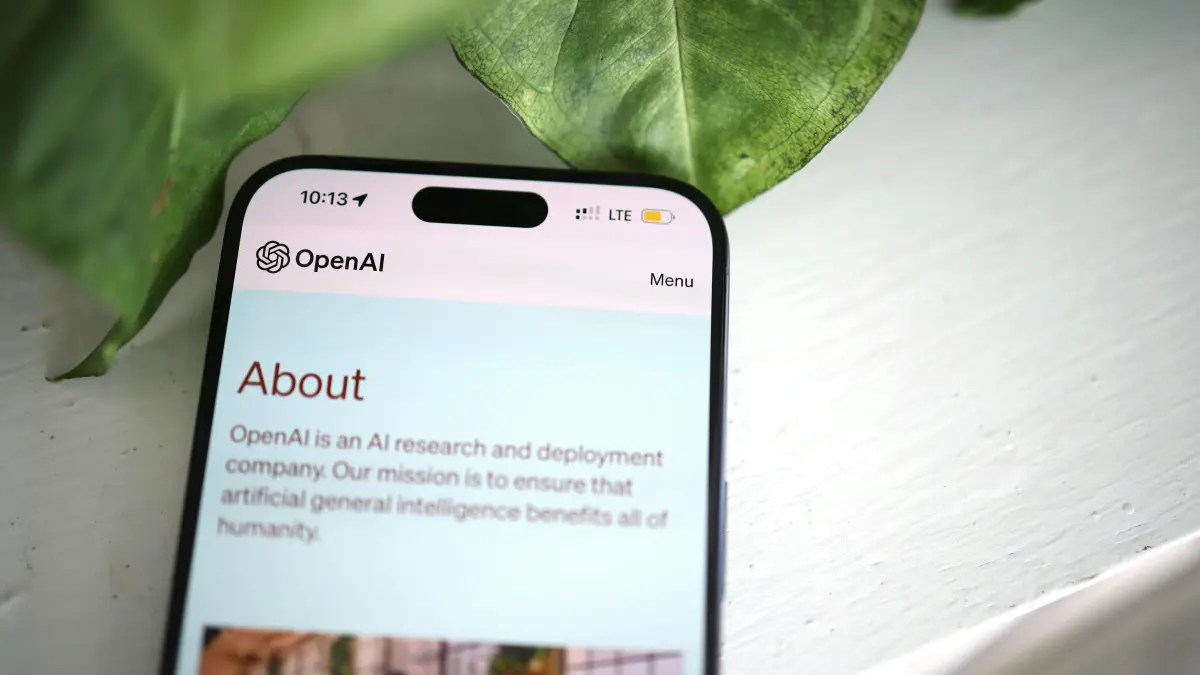 Pemanfaatan kecerdasan buatan (AI) secara bijak sebagai asisten digital terbukti mampu meningkatkan produktivitas mahasiswa dalam menyusun draf tulisan hingga materi presentasi.