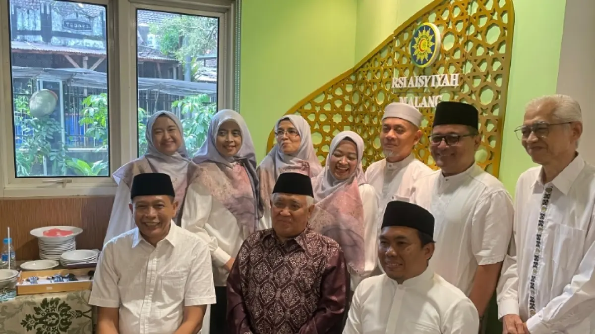 PENUH KEAKRABAN. Tokoh Nasional Muhammadiyah Din Syamsuddin (duduk, tengah) berfoto bersama Wali Kota Malang Wahyu Hidayat, Wawali Ali Muthohirin, bersama jajaran pejabat RSI Aisyiyah kemarin.