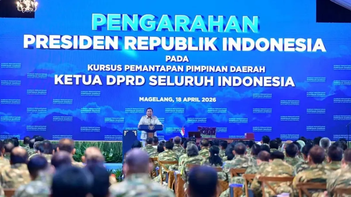 Presiden Prabowo Subianto saat memberikan arahan kepada seluruh Ketua DPRD dalam retret yang digelar Lemhannas di Akademi Militer, Magelang, Sabtu (18/4). (@ace.hasan.syadzily)

