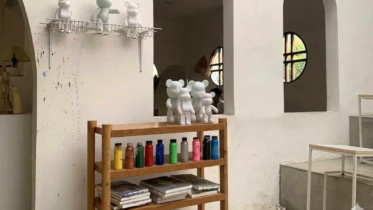Salah satu fasilitas melukis UMA Coffee and Shop