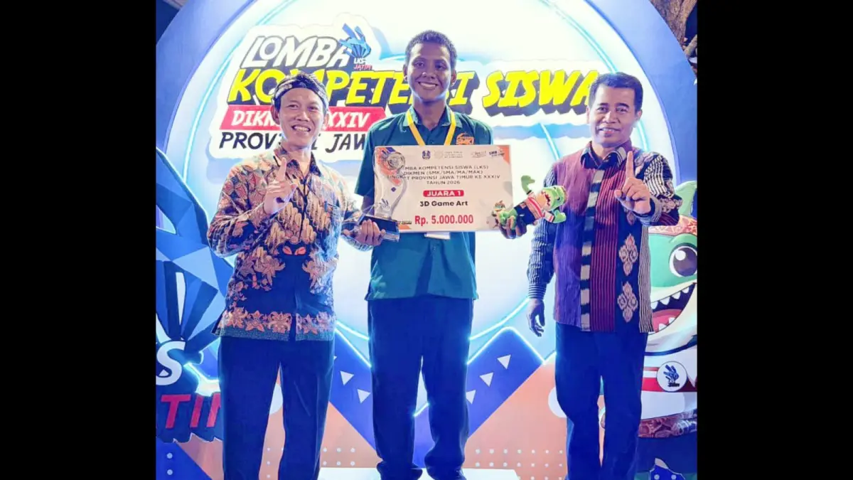 SANG JUARA: Kepala SMKN 5 Malang Slamet Winarto MPd (kiri) dan Budi Purwanto SPd MM bersama Faiz Abdullah Jawara bidang lomba Animasi (3D Game Art) di LKS DIKMEN Jatim.