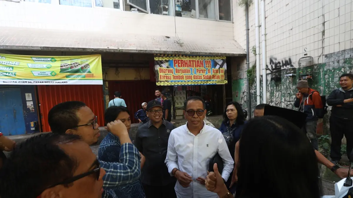 SIDAK: Anggota Komisi B DPRD Kota Malang meninjau bangunan Pasar Besar yang dilaporkan mengalami keretakan, 14 April lalu. (DARMONO / RADAR MALANG)