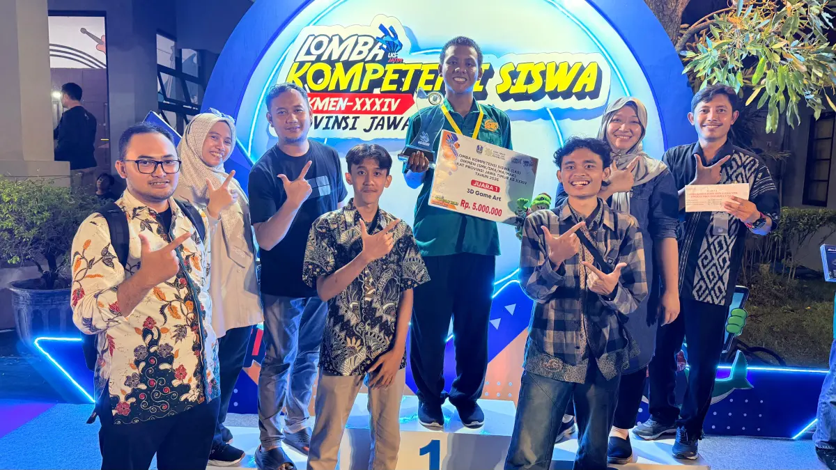 SOLID : Pendampingan khusus dari Guru pembimbing lomba Arie Widiyanita SST SPd (dua dari kanan) bersama alumni LKS sebelumnya Erfian Andiantoro dan Ariyanto dari Enspire Studio yang juga merupakan alumni SMKN 5 Malang untuk Faiz Abdullah.