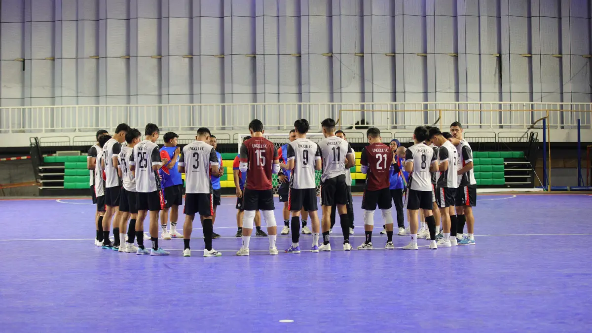 TAK BERLATIH DI MALANG: Para pemain Unggul FC Malang berdoa bersama sebelum berlaga di PFL Series Jakarta melawan Black Steel FC Papua, Minggu lalu (19/4). (Foto: MO Unggul FC Malang)