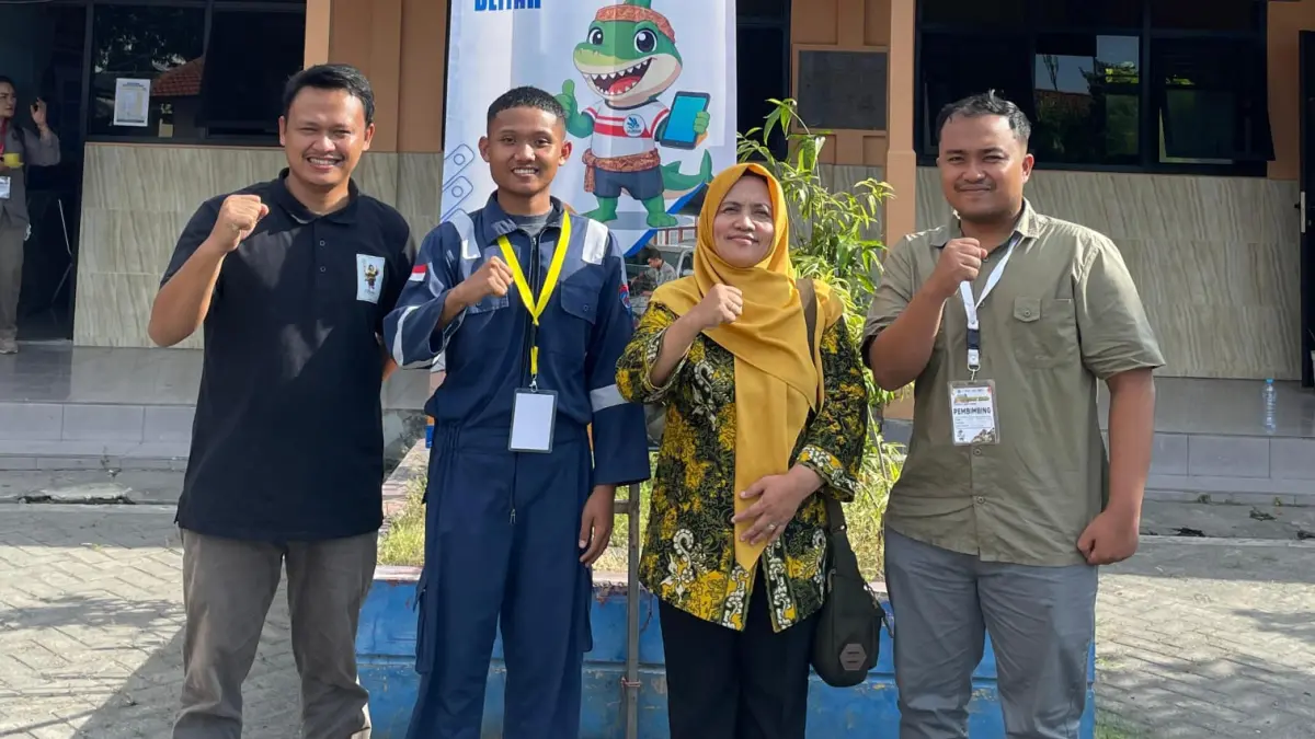 TERBAIK : Kepala SMKN 2 Turen Sri Sumiati SPd bersama Reyhan Maulidan Ronaldo dan pembimbing lomba saat LKS DIKMEN Jawa Timur 2026.