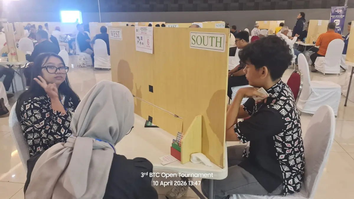 UJI KEMAMPUAN: Sandrina Athallia Dwi Andselma (kiri) dan Rizka Hidayatulloh (tengah) sedang bertanding di BTC Bridge Open Tournament 2026 di Malang Creative Center, Kecamatan Blimbing, 12 April lalu.