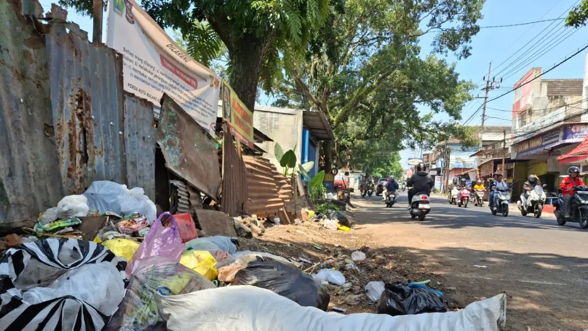 BELUM ADA SOLUSI: Tumpukan sampah masih terlihat di Jalan Muharto, Kota Malang. DLH Kota Malang tengah mencari lokasi TPS tambahan untuk warga Muharto dan Jodipan. (foto: Nabila Amelia/Radar Malang)
