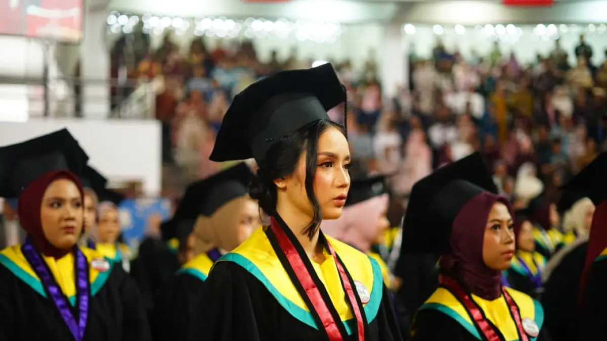 BERDAMPAK: Mahasiswi UMM saat mengikuti prosesi wisuda.