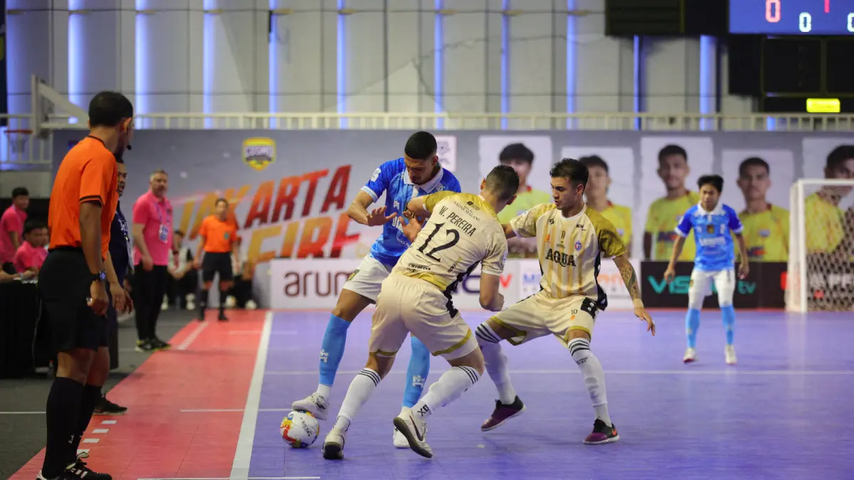 BERUSAHA MOVE ON: Wellington Pereira dan Andres Josue Teran (kanan) melakukan double pressing kepada pivot Black Steel FC Papua Vinicius Costa dalam laga PFL Series Jakarta, 19 April lalu. (foto: MO Unggul FC)