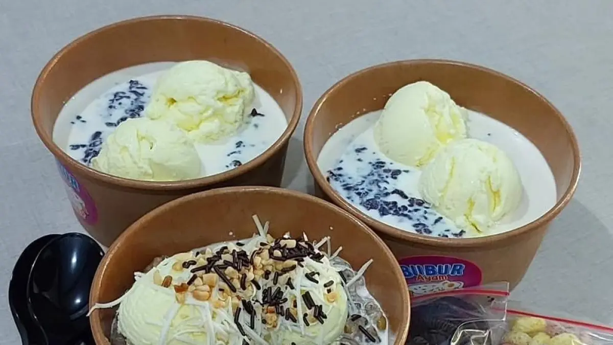 Bubur Ayam Ajiep lengkap sediakan bubur asin dan manis. (Instagram @buburayamajiep_sutamimalang2)