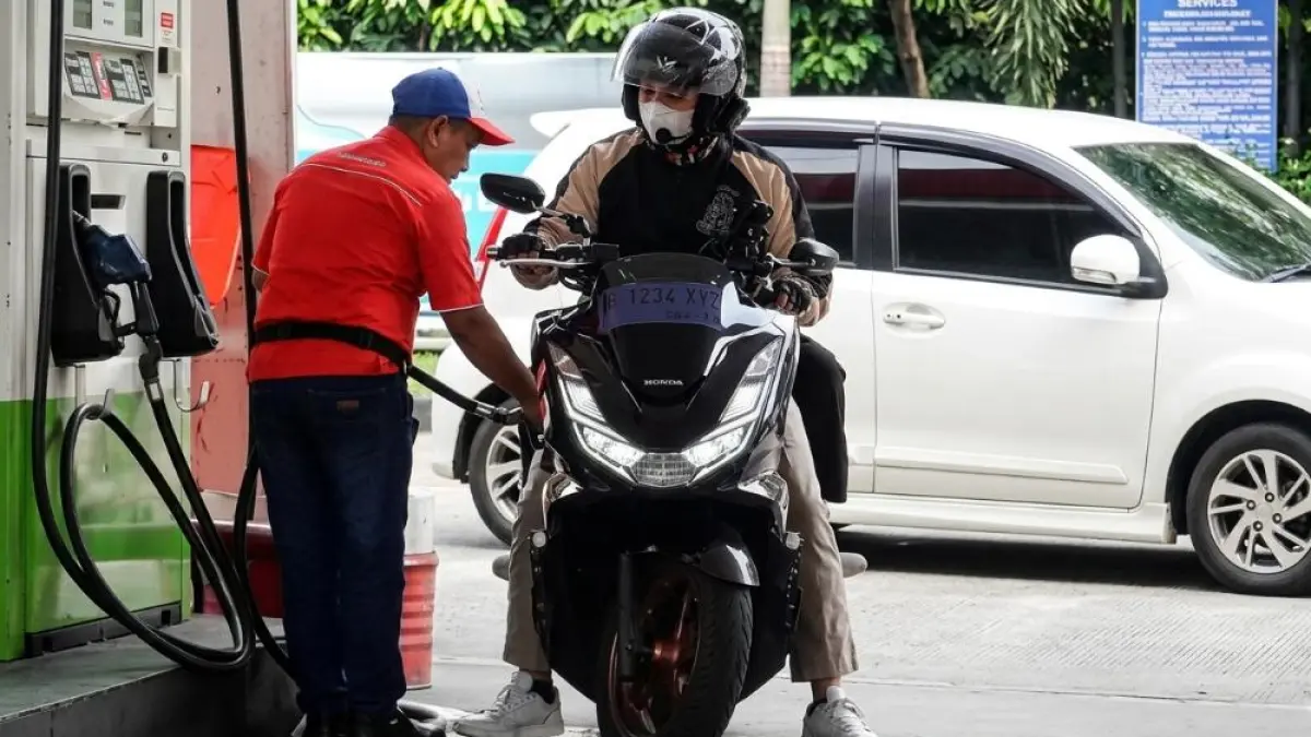 Dinamika Harga: Seorang warga saat mengisi bahan bakar di salah satu SPBU. Pakar Ekonomi Energi UGM menilai kenaikan harga BBM non-subsidi  merupakan langkah wajar demi stabilitas ekonomi nasional. (Sumber: Istimewa)