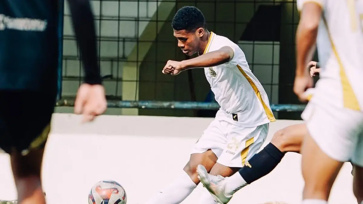 Fadly Alberto Hengga saat pertandingan dengan Dewa United U-20. Setelah aksi tendangan kungfu yang viral, ia resmi meminta maaf secara terbuka. (Instagram @bhayangkarafc_youth)