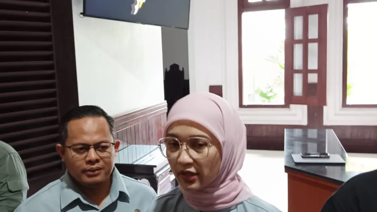 Ketua DPRD Kota Malang Amithya berbicara peluang baju khas Malang ditetapkan sebagai identitas kota. (Andika Satria/Radar Malang)