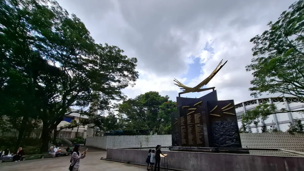 KORBAN TRAGEDI: Tiga bocah memperhatikan deretan nama yang menempel di monumen Tragedi Kanjuruhan, Kepanjen kemarin (21/4). (BIYAN MUDZAKI HANINDITO)