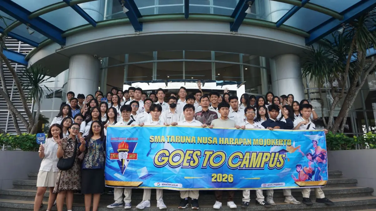 KUNJUNGAN: Puluhan siswa SMA Taruna Nusa Harapan (TNH) Mojokerto tiba di Universitas Ma Chung, Kecamatan Dau, Kabupaten Malang