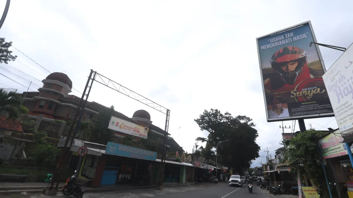 LANGGAR REGULASI: Salah satu iklan rokok berada di Jalan Mayjend Panjaitan, Penanggungan, Kecamatan Klojen, Kota Malang dekat dengan SD-SMPK Sang Timur. (foto: Darmono/Radar Malang)