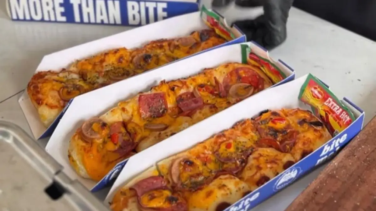 Long pizza unik di Malang. (Instagram @morebitepizza)