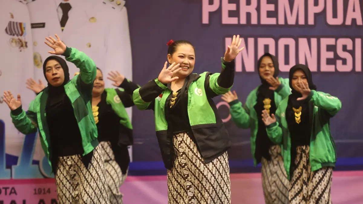 MERIAH: Sejumlah driver ojek online perempuan menampilkan tarian dalam perayaan Hari Kartini di Hotel Ijen Suites Resort & Convention Malang, kemarin. (foto: Darmono/Radar Malang)