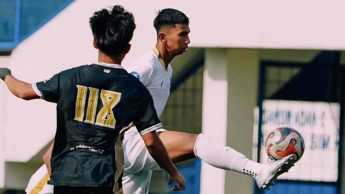 Momen pertandingan Bhayangkara sama Dewan United di EPA Super League 2025/2026. Bermula dari adu mulut, berujung pada aksi tendangan kungfu oleh Fadly Alberto Hengga (Bhayangkara) terhadap Rakha Nurkholis (Dewa United). (Instagram @bhayangkarafc_youth)