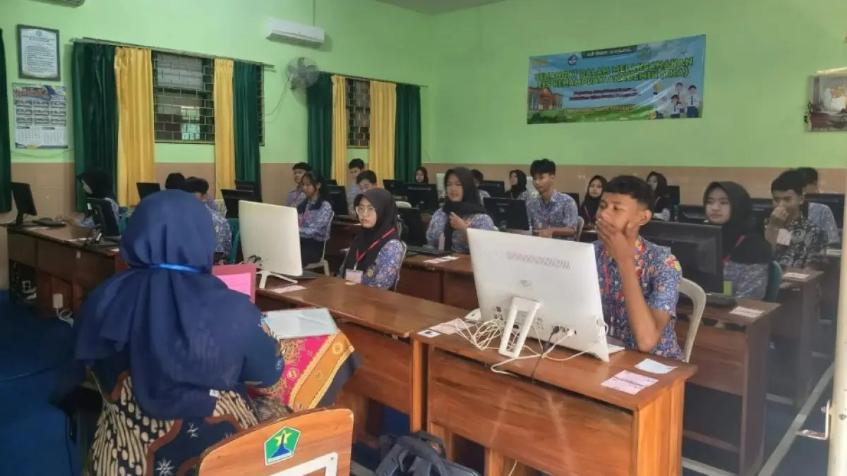 PASTIKAN LANCAR: Pelajar SMPN 15 Malang mengerjakan soal-soal TKA pada 8 April lalu. (SMPN 15 MALANG FOR RADAR MALANG)
