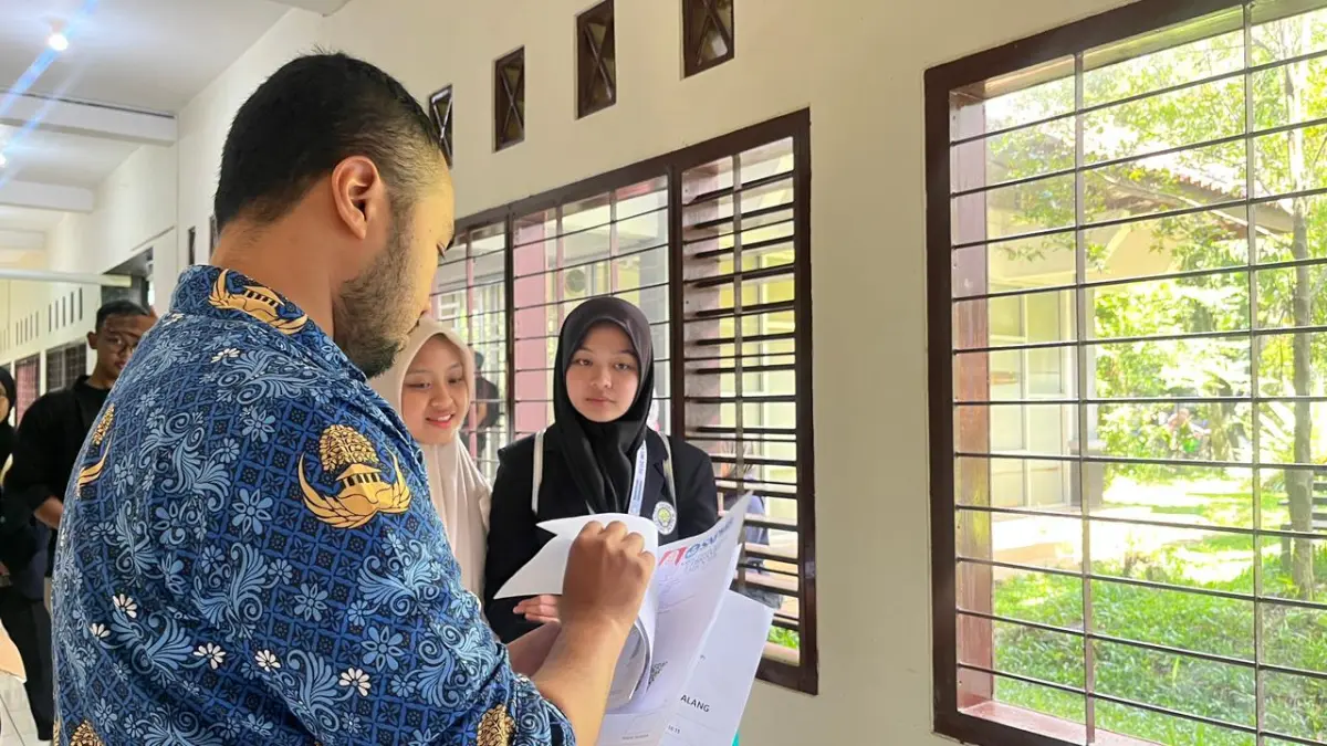 Peserta UTBK SNBT 2026 yang mengikuti tes di UM menjalani pemeriksaan. (Nahdiatul Affandiah/Radar Malang)