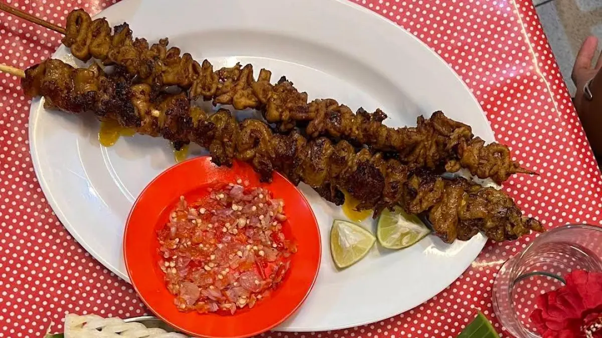 Sate jumbo unik di Sego Mercon Sukma. (Reifa Rifatul / Google Maps)