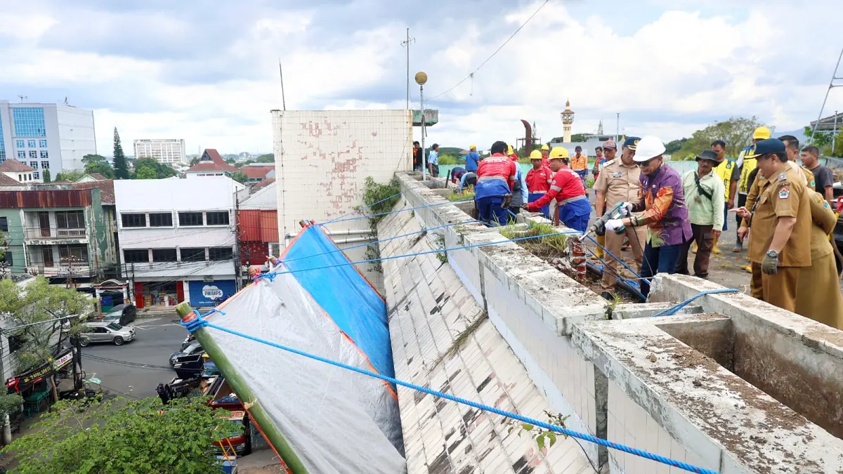 SUDAH ADA KAJIANNYA: Wali Kota Malang Wahyu Hidayat ikut membongkar bagian tembok di lantai tiga Pasar Besar Malang, kemarin (21/4). (DARMONO / RADAR MALANG)