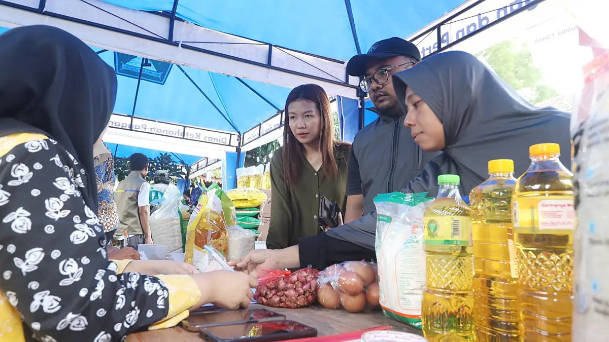 TEKAN HARGA: Pasar Murah digelar Pemkot Malang di Kelurahan Arjowinangun, Maret lalu. Ada peluang kegiatan itu kembali digelar. (DARMONO / RADAR MALANG) 