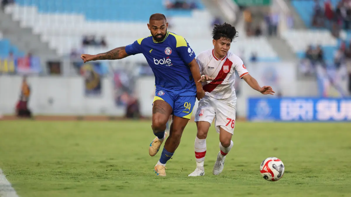 TERUS BEREKSPERIMEN: Dalberto Luan Belo (kiri) berusaha melewati gelandang Persis Solo Zanadin Fariz dalam laga BRI Super League pekan ke-28, 18 April lalu. (foto:Darmono/Radar Malang)