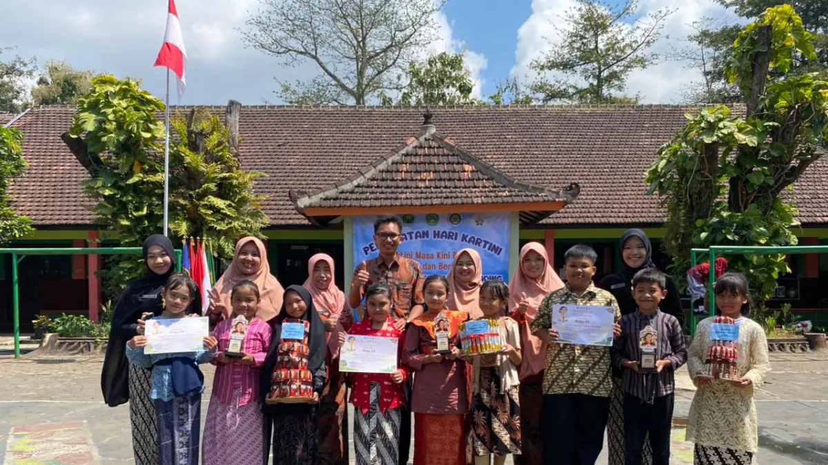 ANTUSIAS : Pembagian hadiah untuk siswa kelas 1, 2 dan 3 saat peringatan Hari Kartini di SDN Kedungkandang 2 Malang.