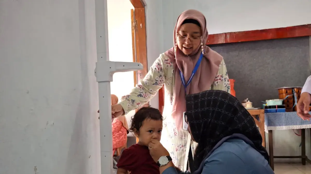CEK KONDISI BALITA: Pihak posyandu bersama puskesmas rutin mengecek tinggi dan berat badan anak untuk memastikan para balita bebas stunting. (Foto: Nabila Amelia)