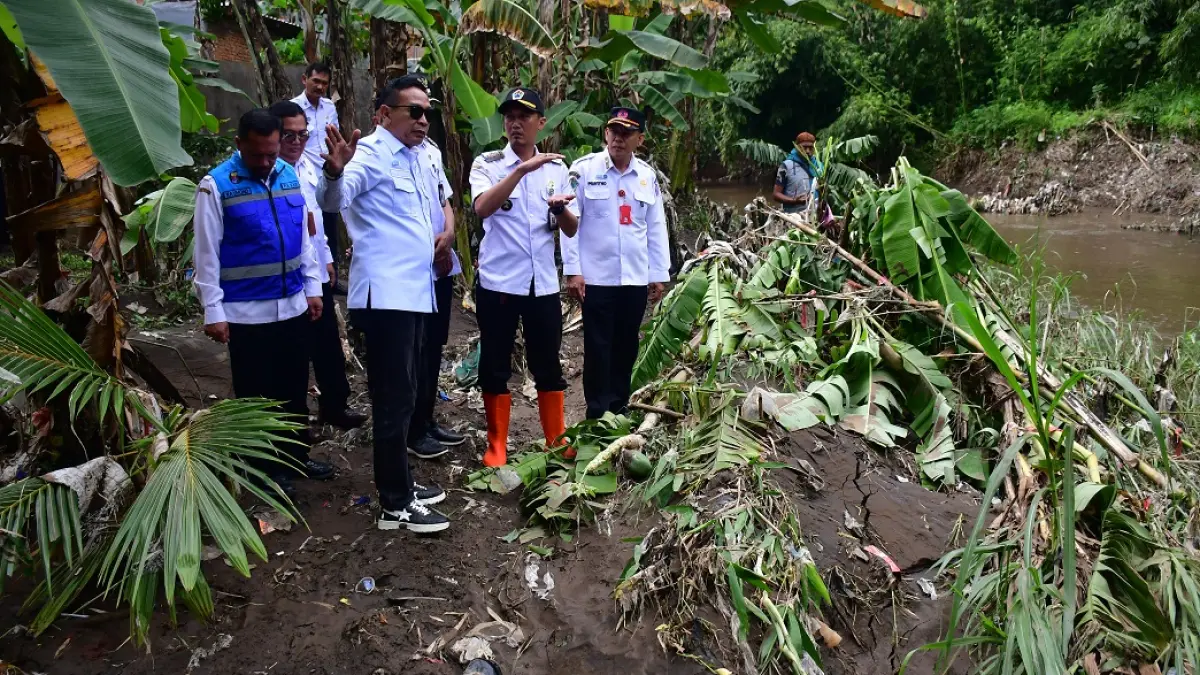 CEK LAPANGAN: Wali Kota Malang Wahyu Hidayat (depan) meninjau aliran Sungai Amprong di Kelurahan Madyopuro, Kedungkandang, kemarin (22/4). (DARMONO/RADAR MALANG)