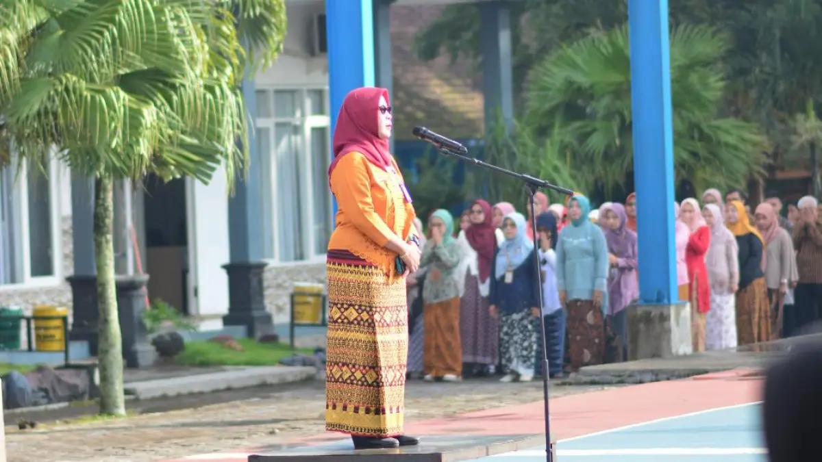 CONTOH TELADAN : Apel peringatan Hari Kartini di SMKN 1 Gedangan yang dipimpin langsung oleh Kepala Cabdindik wilayah Kabupaten Malang Dwi Anggraeni SPd MPd.