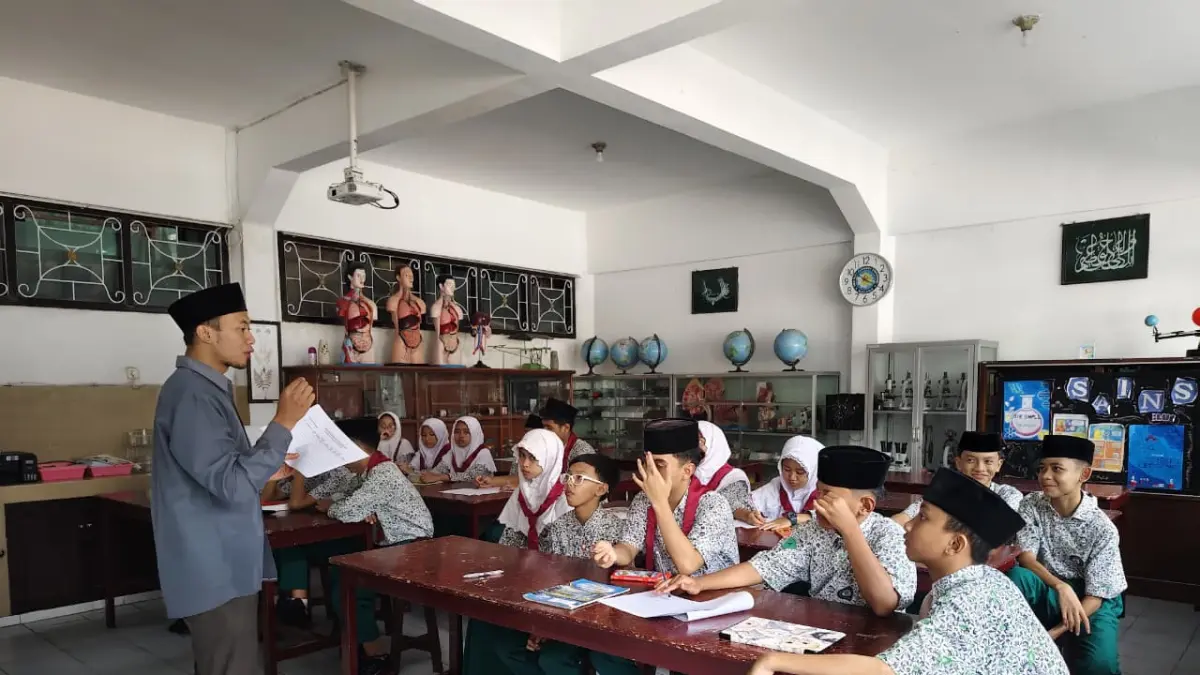 Gerakan “Pelajar Peduli Lingkungan” Warnai Peringatan Hari Bumi 2026 di MTs Almaarif 01 Singosari