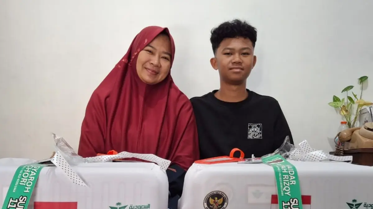 Haidar Fattah Rizqy Santoso (kanan) bersama ibunya, May Syaroh, siap berangkat ke Tanah Suci untuk menjalankan rukun Islam kelima. (Nabila Amelia/Radar Malang)