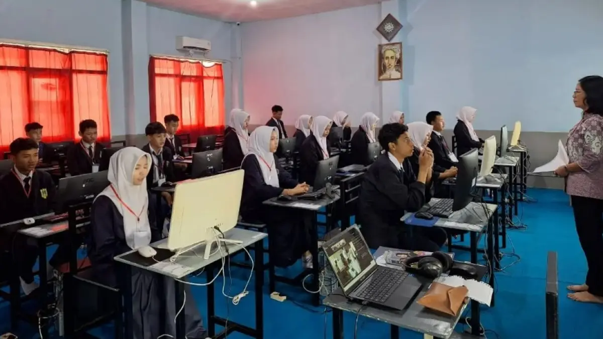 IKUT MENENTUKAN: Pelajar SMP Muhammadiyah 1 Malang mengerjakan soal-soal TKA, 8 April lalu. Nilainya bisa jadi modal dalam SPMB 2025. (SMP Muhammadiyah 1 Malang For Radar Malang)