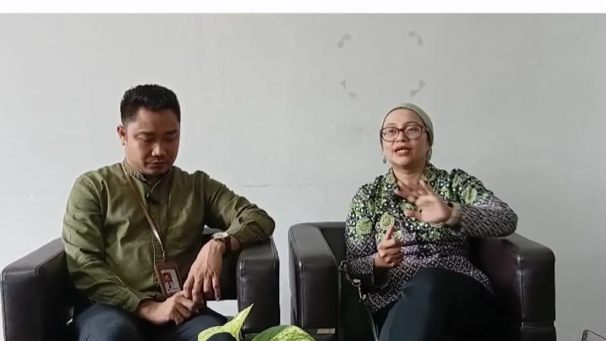 Kasubdit Seleksi UM Rizky Firmansyah (kiri) dan Direktur Pendidikan UM Prof Evi Eliyanah (kanan) saat menjelaskan dugaan joki di UTBK UM. (Istimewa)