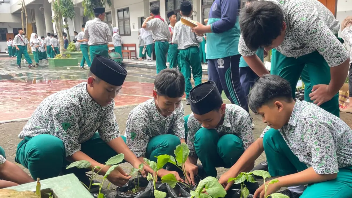 Kebersamaan siswa dalam kegiatan menanam tanaman sebagai wujud kepedulian terhadap lingkungan sekolah.