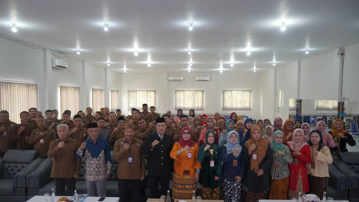 KOMITMEN : Kepala Cabdindik wilayah Kabupaten Malang Dwi Anggraeni SPd MPd (tengah) melalukan pembinaan GTK bersama kepala sekolah, pengawas dan komite SMKN 1 Gedangan, Selasa (21/4).