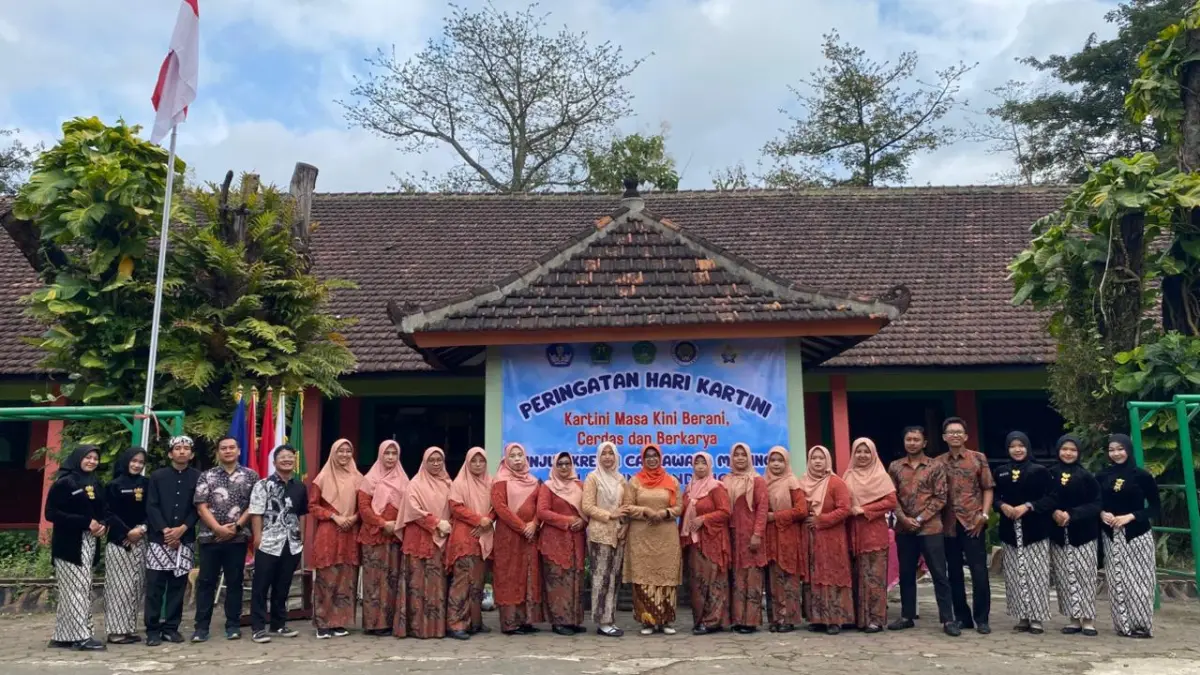 KOMPAK : Peringatan Hari Kartini bersama Plt. Kepala Sekolah Citra Kurnia Rozyanti SPd (tengah) serta guru, dan staf SDN Kedungkandang 2 Malang, Selasa (21/4).