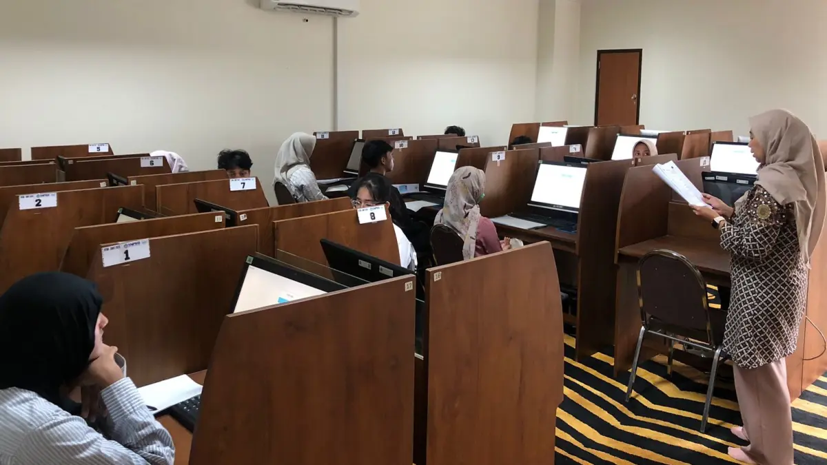 LANGSUNG DITELUSURI: Peserta UTBK di UM hadir pada hari kedua, kemarin (22/4). Ada kabar perjokian yang terendus pada hari pertama. (HUMAS UM FOR RADAR MALANG)