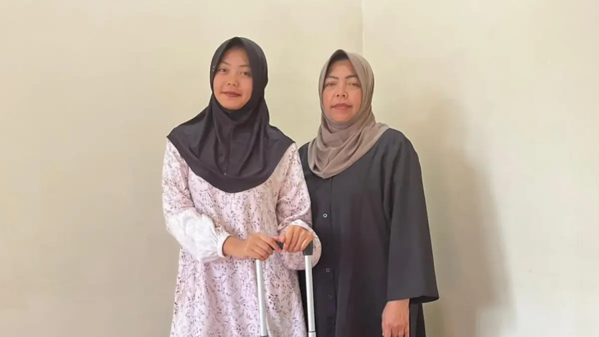 Lelyana Arifa Indah Permatasari (kiri) bersama ibunya, Siti Mucholifah. (Zanadia Manik Fatimah/Radar Malang)