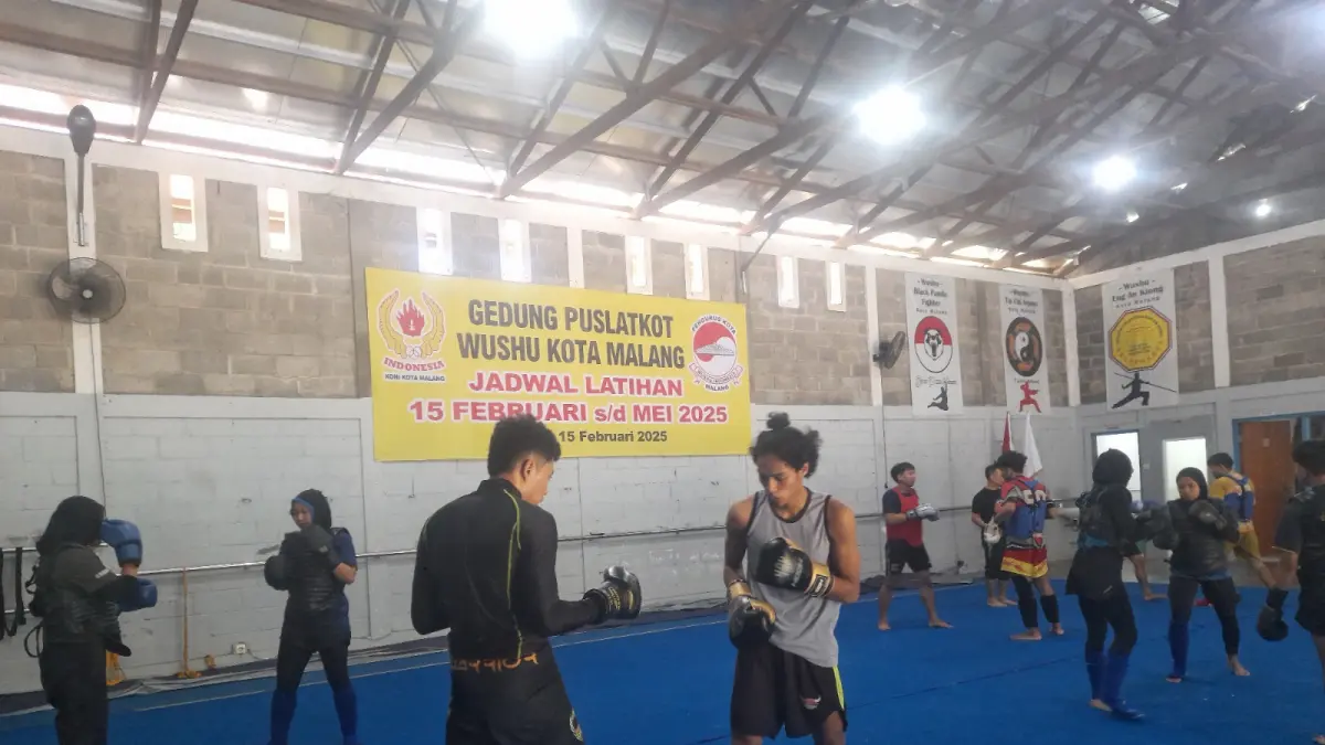 MAKSIMALKAN KEJUARAAN: Atlet Wushu Kota Malang maksimalkan Piala Wali Kota Surabaya untuk mengukur kemampuan atlet. (Foto: M. Affan Fauzan/Radar Malang).