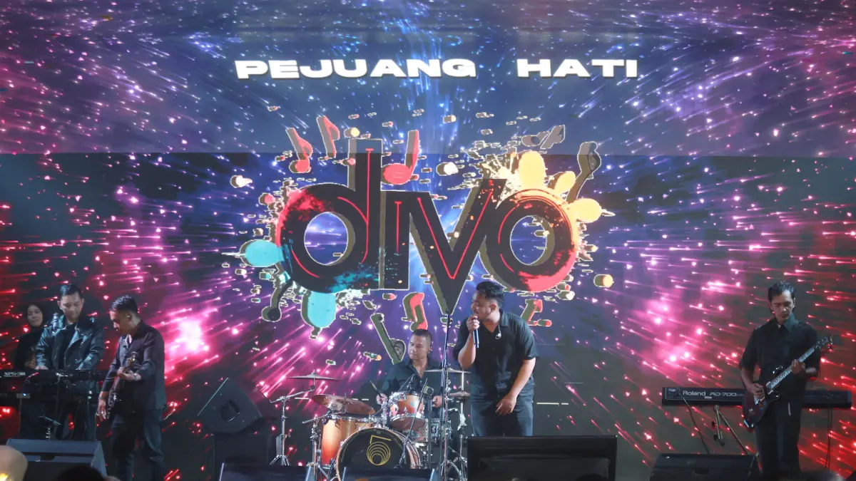 MENGGEBRAK: Penampilan Divo Band saat peluncuran album Cinta Bikin Gila di Malang, Selasa (21/4)