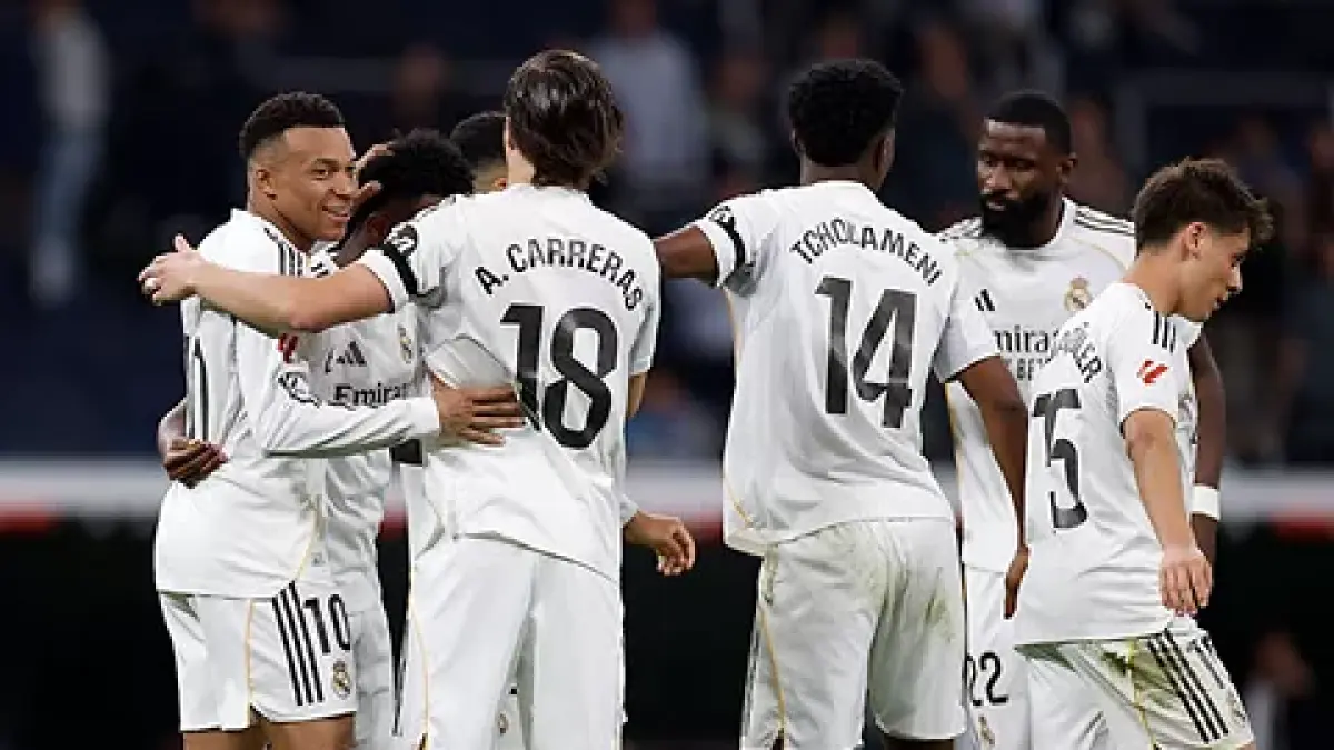 Para pemain Real Madrid merayakan gol bersama dalam pertandingan LaLiga di Santiago Bernabéu.
